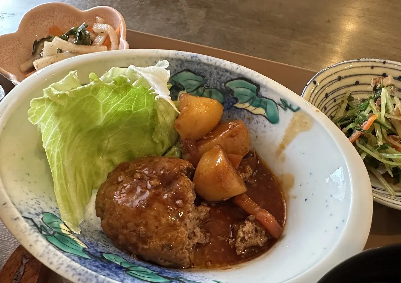 メインは煮込みハンバーグ。