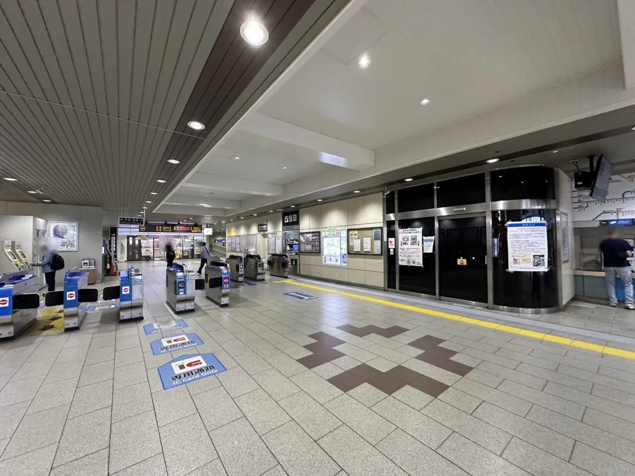 【神戸市東灘区】JR住吉駅の「みどりの窓口」が営業終了。改札横には案内の貼り紙が掲出されていました。