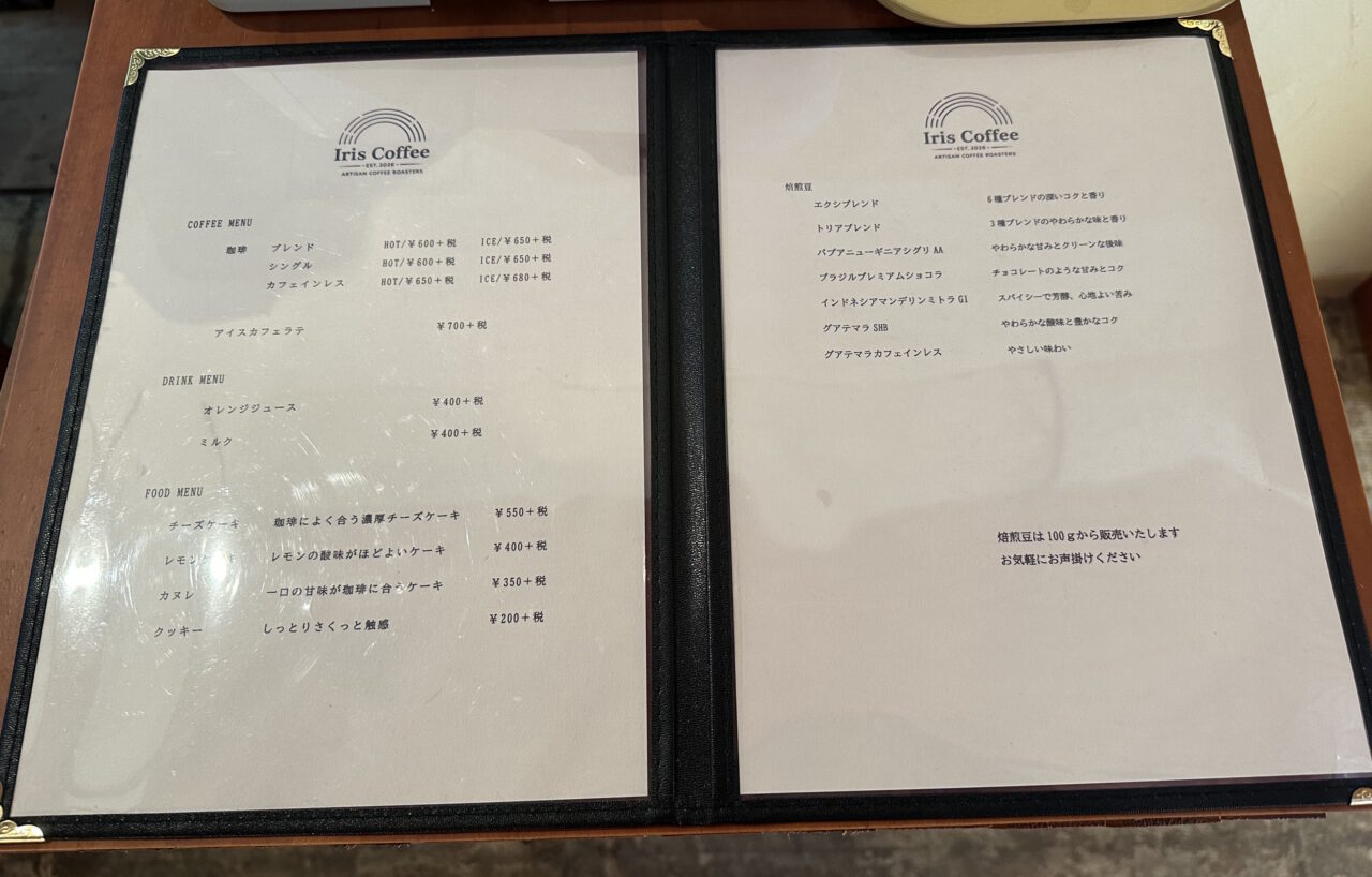店内にはカウンター席とソファ席があり、外のにぎわいからふっと切り離されたような、落ち着いた空間が広がっています。

木のぬくもりを感じる店内には焙煎機もあり、コーヒー好きにはたまらない雰囲気。さらに印象的だったのが、オーナー自ら選ばれたという5種類の器です。

注文時には、その中から好きなカップを選ぶことができ、選んだ器でコーヒーを淹れていただけます。後で伺ったお話によると、口の広がり方や形状によって、香りの立ち方や味わいの感じ方も変わるのだそう。