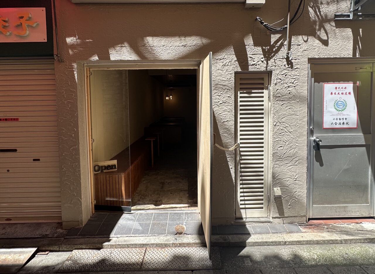 【神戸市】看板なし！？ 元町の路地裏に、自家焙煎珈琲の隠れ家「Iris Coffee」さん がオープン♪ 週３日営業の訳とは…