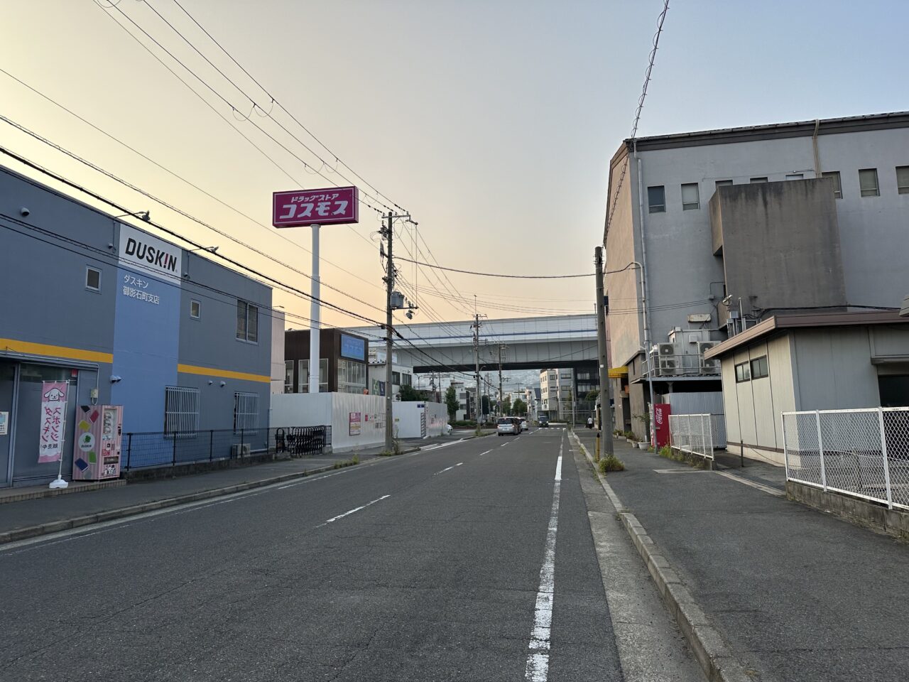 【神戸市東灘区】阪神電車から見えたピンクの看板の正体は…！「ドラッグコスモス御影店」が姿を現しました。秋オープン予定