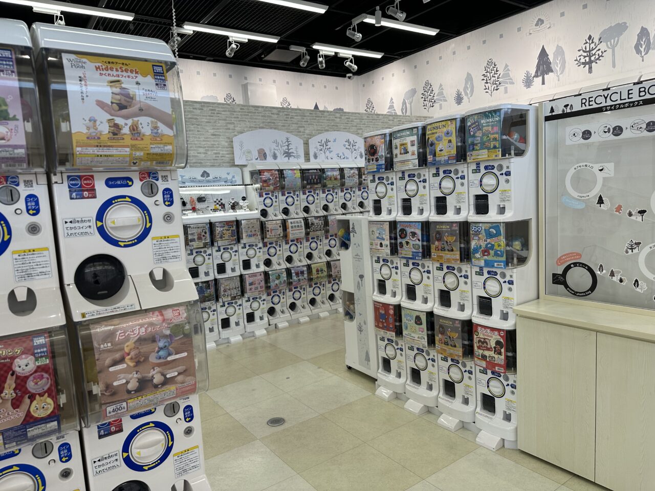 【神戸市東灘区】ガチャなのに「事前抽選」？！ サンシャインワーフ神戸に総数520台「ガチャガチャの森」がオープン
