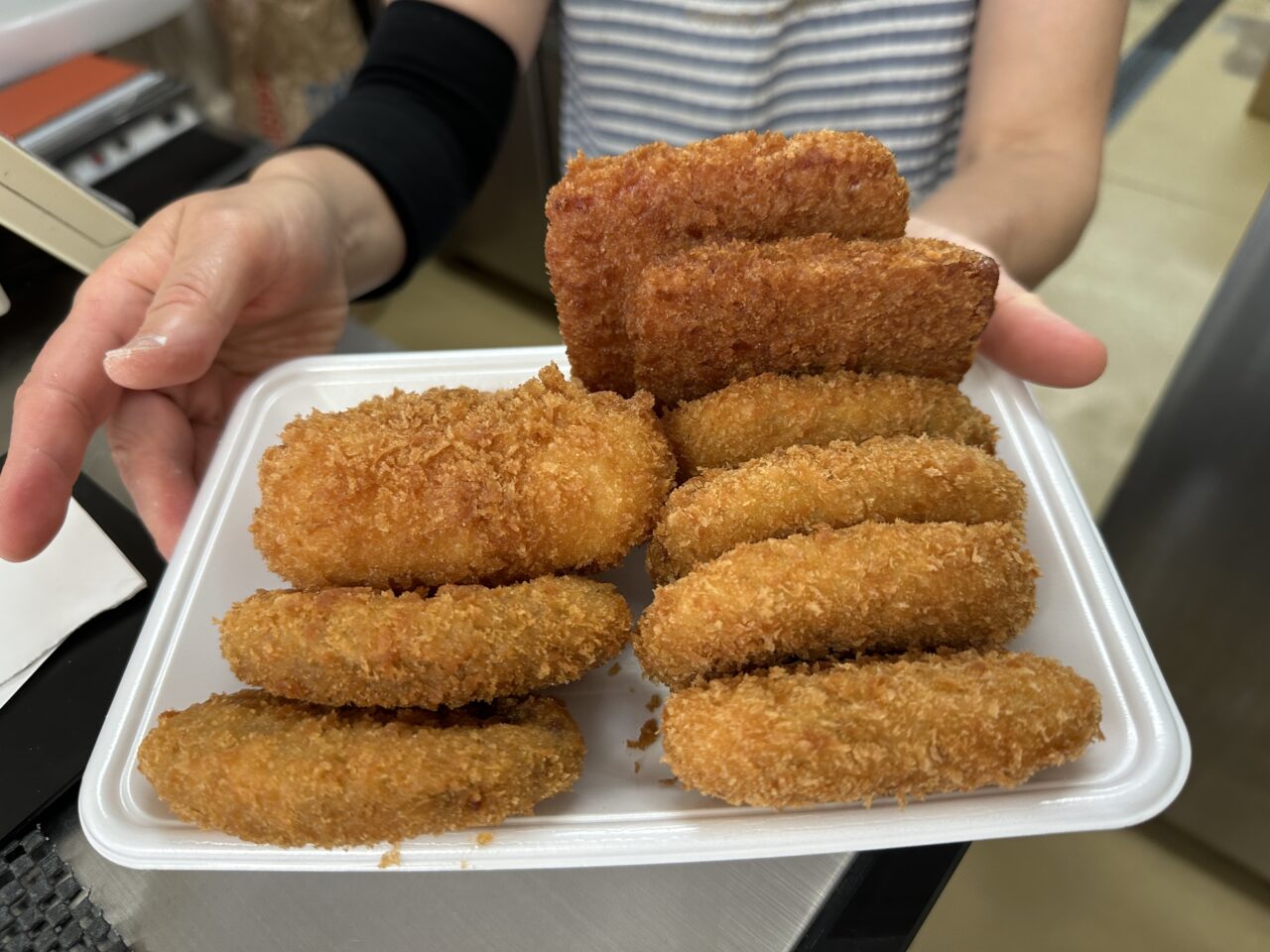 【神戸市灘区】浜ちゃんの番組にも登場!? 創業約70年「黒毛和牛 浜田屋」さんの揚げたてコロッケがたまらない