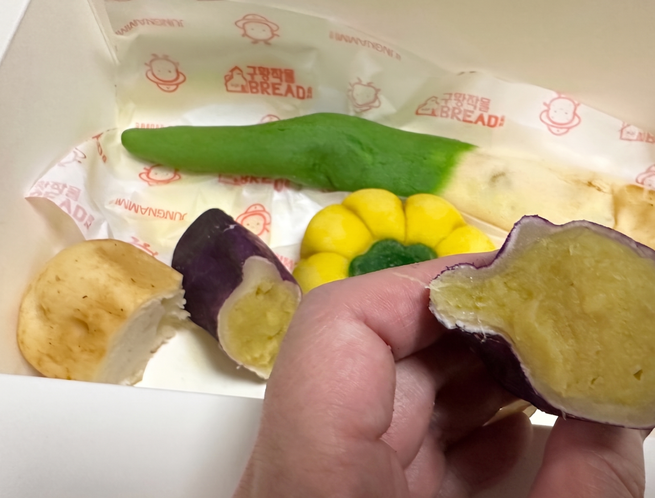 【神戸市】これは新体験！ 神戸阪急に韓国発“野菜そっくり”スイーツパン「ジョンナンミミョンガ」が登場。実際に買って食べてみました♪