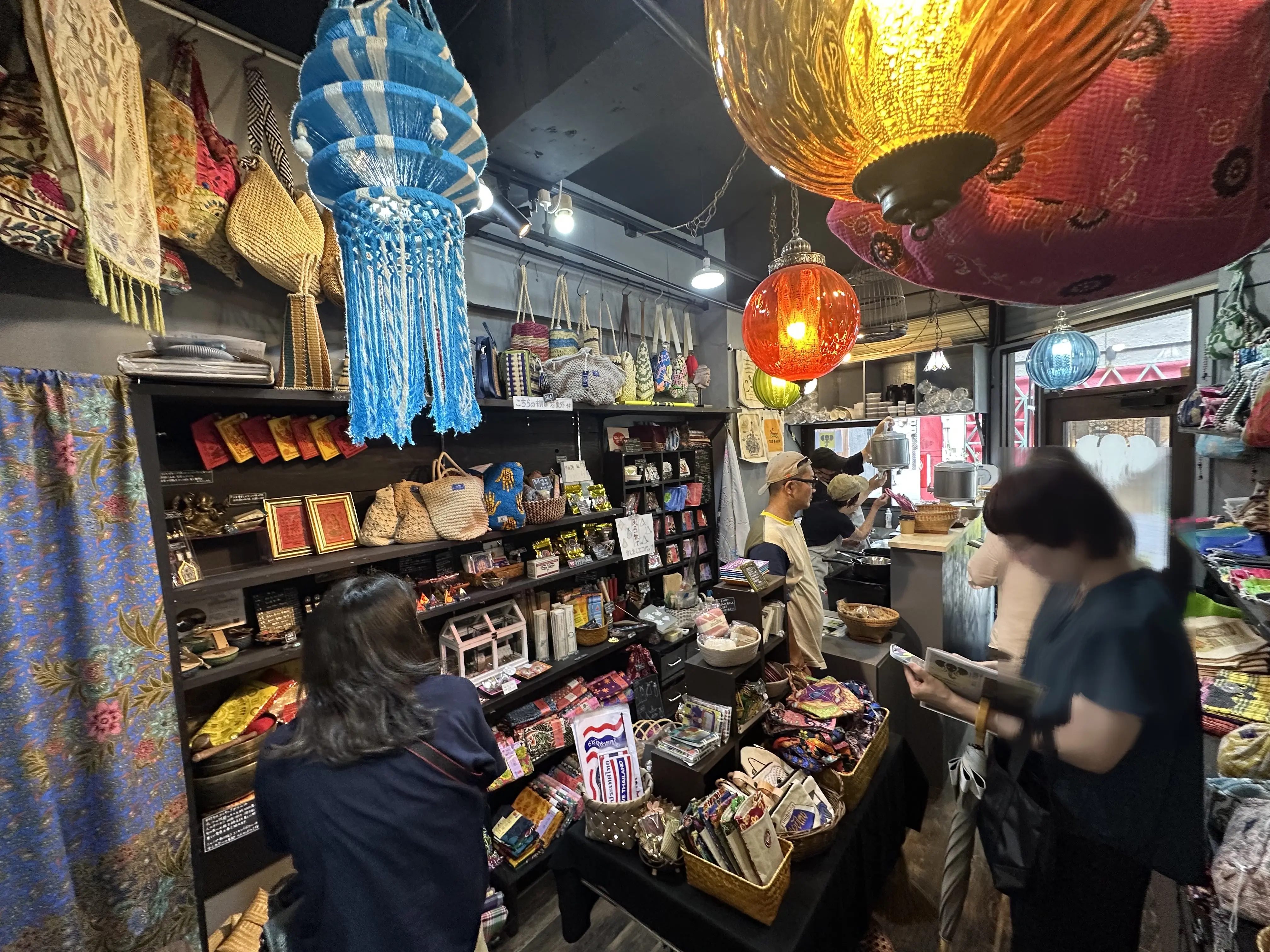 【神戸市】えっ、500円から?! チャイ専門店「NEELI TITRI」さんが南京町オープン♪ 珍しいスピリチュアル系雑貨にも出会えるゾ