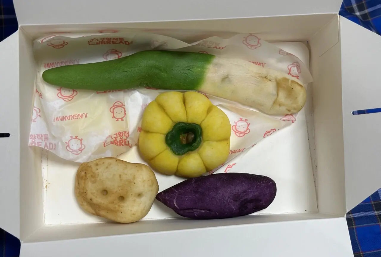 【神戸市】これは新体験！ 神戸阪急に韓国発“野菜そっくり”スイーツパン「ジョンナンミミョンガ」が登場。実際に買って食べてみました♪