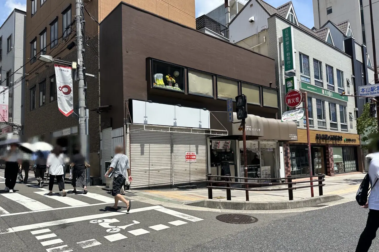 【神戸市東灘区】ここ、何だったっけ? 山手幹線沿い「本山駅北」交差点の店舗にテナント募集の掲示が出ていました