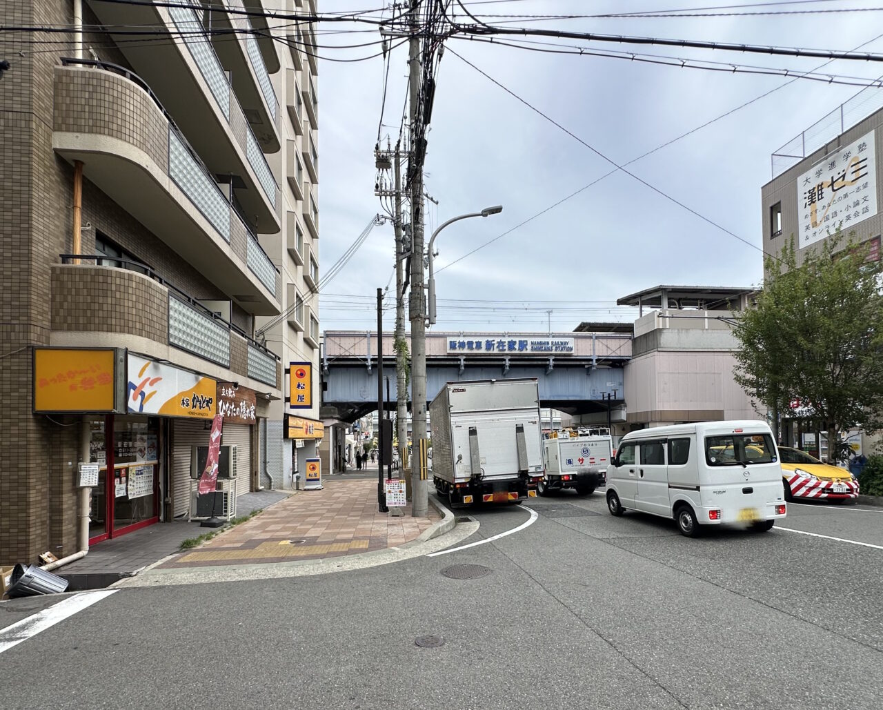 【神戸市灘区】おっ、新しい立ち飲み! 阪神新在家駅すぐ「咲く咲く」跡に「ひなたの隠れ家」の看板が登場♪