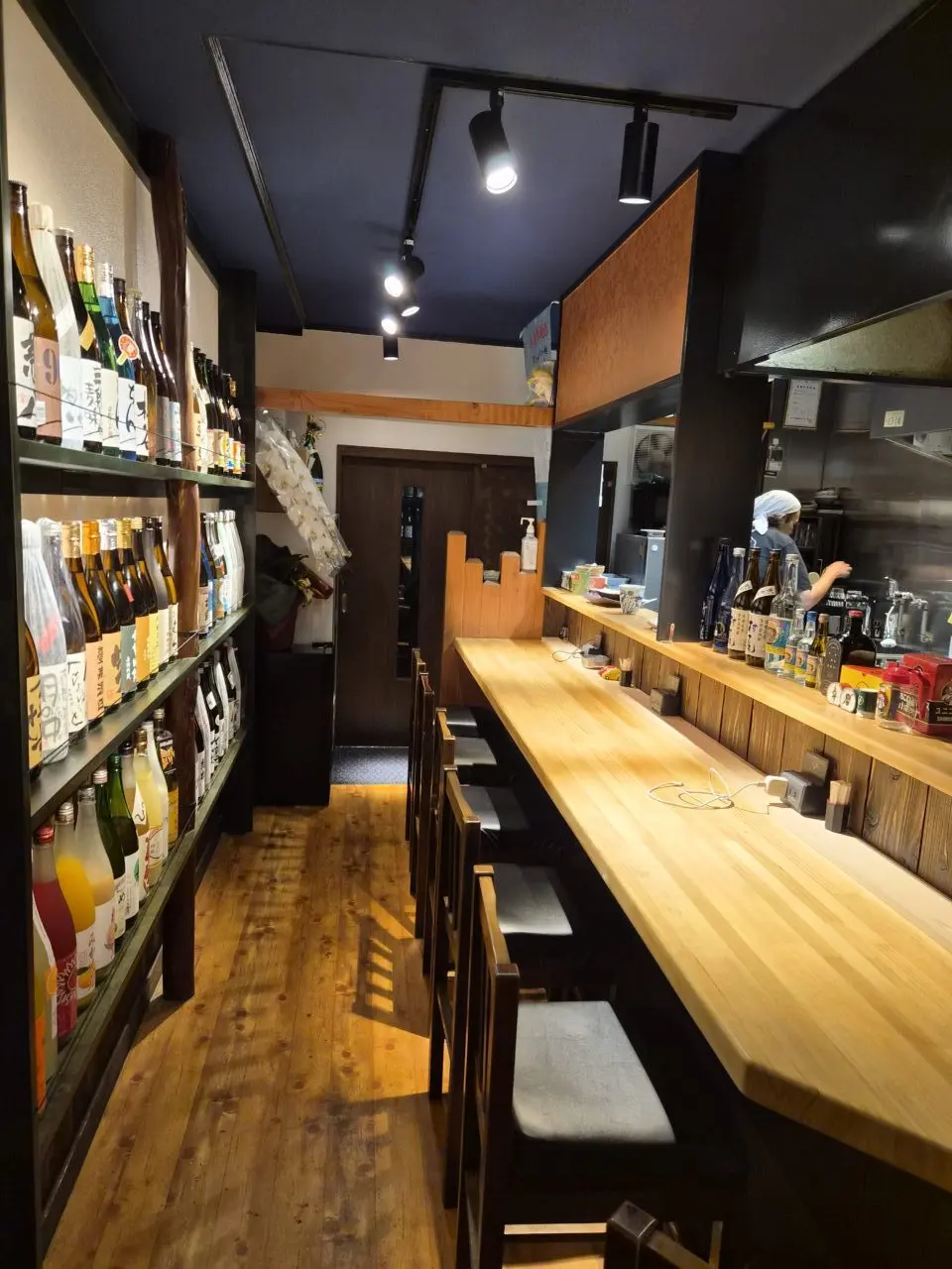 【神戸市灘区】約100種類の焼酎・梅酒がセルフで飲み放題！『焼酎Bar いっかく51』が王子公園に7月15日オープン