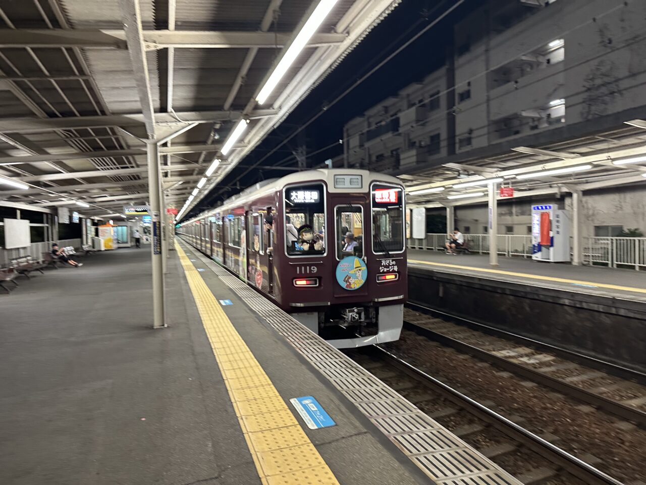 【神戸市】7月31日運行開始!「おさるのジョージ号」に乗ってきました。車両横を撮るならホームドアのない駅が狙い目♪