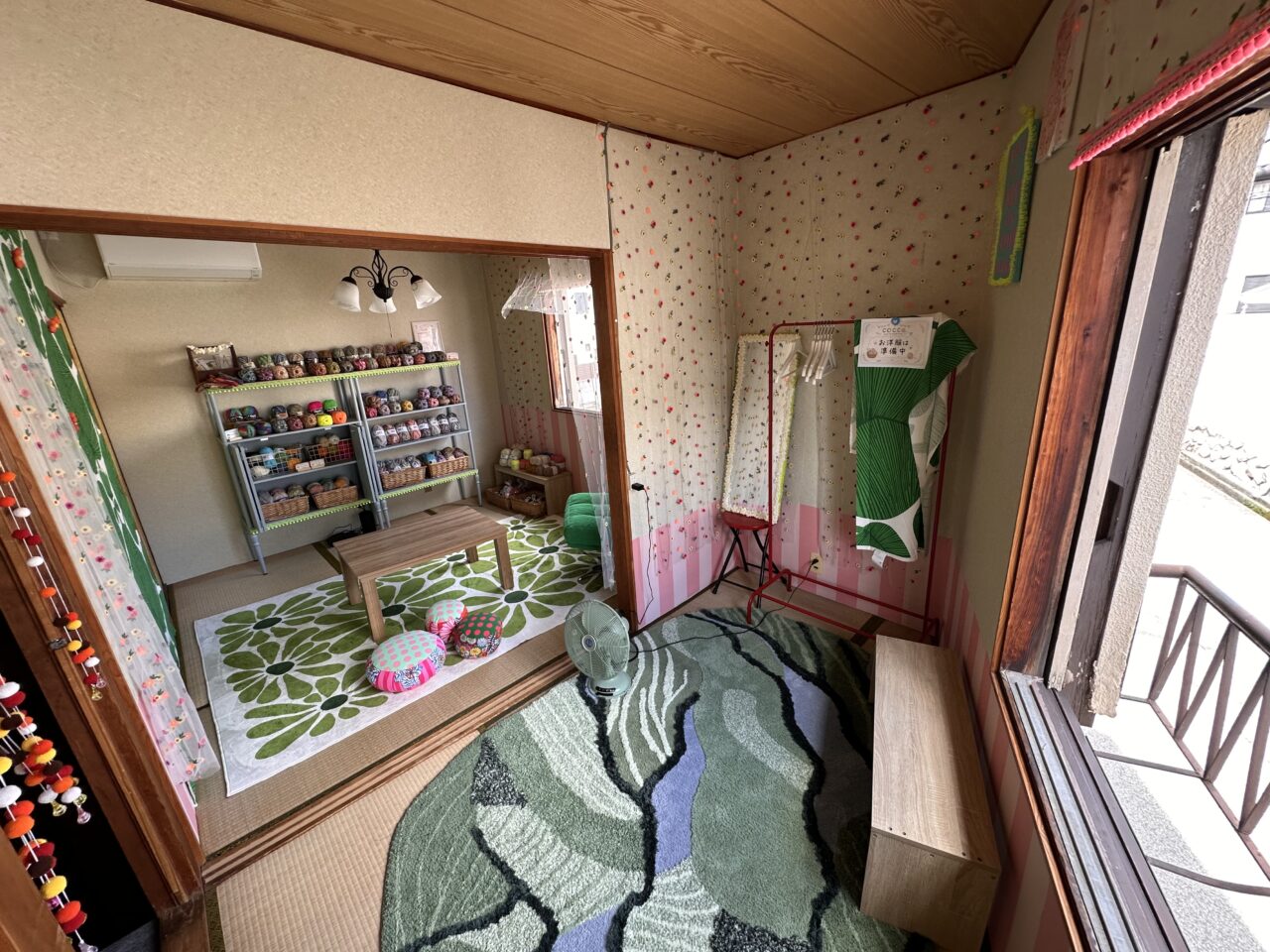 畳のお部屋には低いテーブルが置かれ、緑のソファやカラフルなクッションも。1階のカフェとは、また違った雰囲気です。