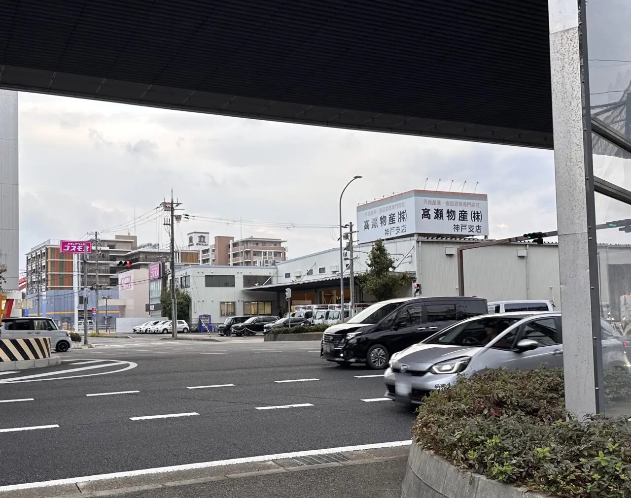 【神戸市東灘区】「ドラッグストアコスモス 御影店」が10月24日（土）オープン！ 国道43号線の南側、駐車場や駐輪場も整っていました♪ 