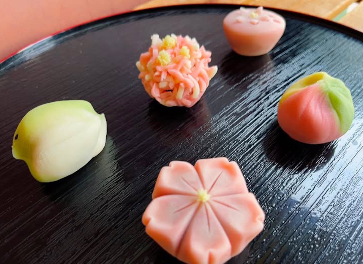 【神戸市東灘区】餡子を炊くところから体験！「三ツ巴菓舗」の和菓子作り教室が10月25日に開催。親子の部・成人の部で参加者募集中です