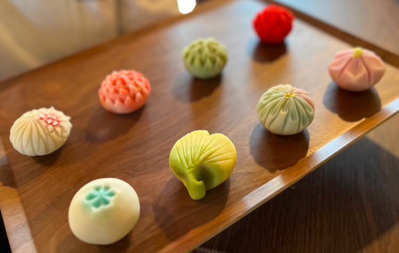 【神戸市東灘区】餡子を炊くところから体験！「三ツ巴菓舗」の和菓子作り教室が10月25日に開催。親子の部・成人の部で参加者募集中です