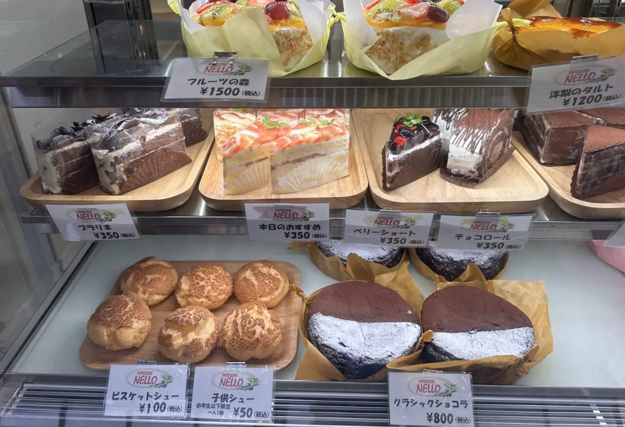 【神戸市灘区】えっ、この価格！？ 六甲本通商店街にケーキ店「PATISSERIE NELLO」さんが9月30日オープン♪ フルーツたっぷりホールケーキが1,500円！ シュークリーム100円