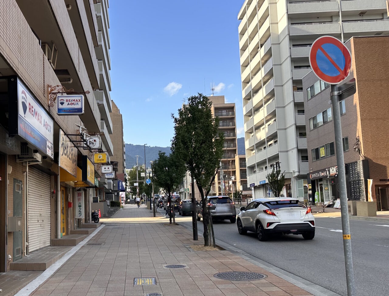 【神戸市灘区】「うどんと天ぷら ひより」の看板が登場！ 甲南本通商店街から六甲道への移転準備が進んでいます♪